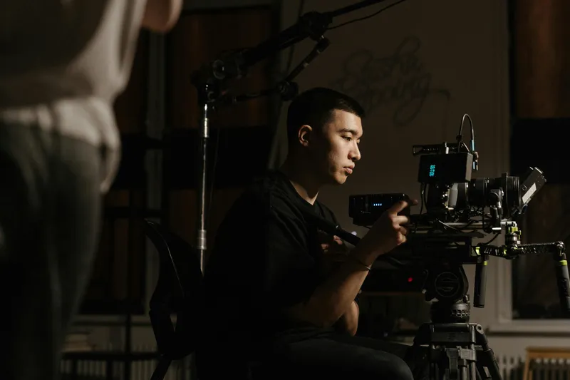 Photographer operating a professional camera during a creative session, showing Obscura Studio’s precise and cinematic approach to photography.