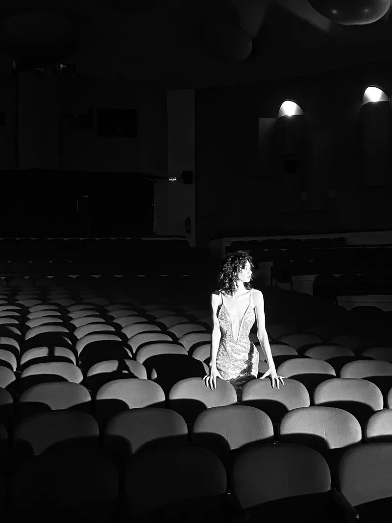 Editorial lifestyle photo session by Obscura Studio, capturing authentic emotions and artistic details with a minimal, dark-toned aesthetic.