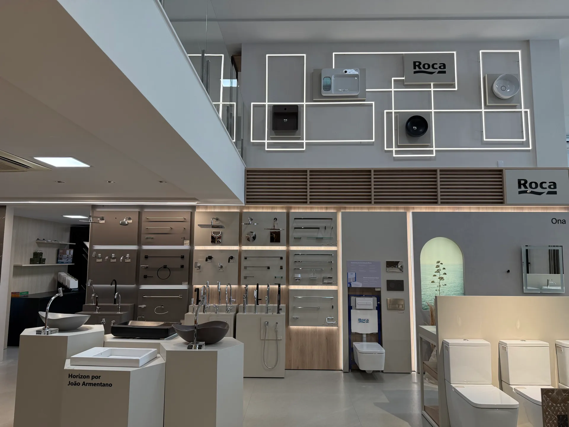 Espaço moderno da Elimacol Acabamentos em Linhares, com destaque para pisos, louças e metais de marcas renomadas