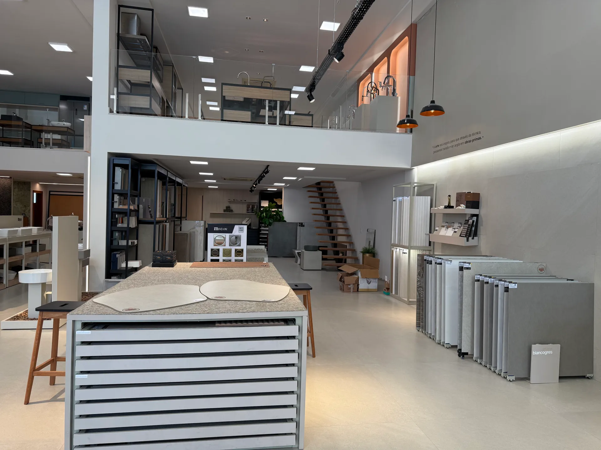 Showroom da Elimacol Acabamentos em Linhares, com exposição de louças, metais e eletros selecionados para ambientes sofisticados